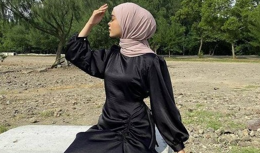 dress hitam hijab ootd